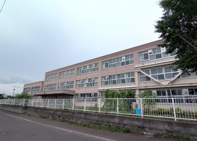 札幌市立白石小学校まで220m