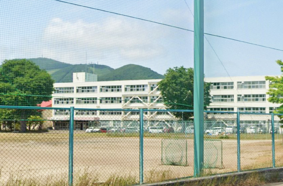 札幌市立真駒内曙中学校まで400ｍ