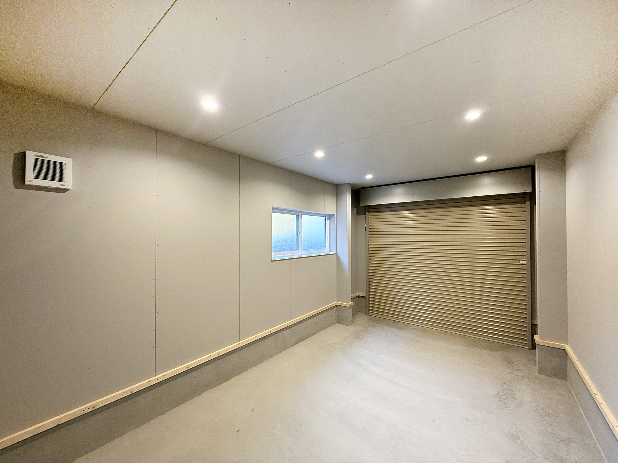 電動シャッター車庫