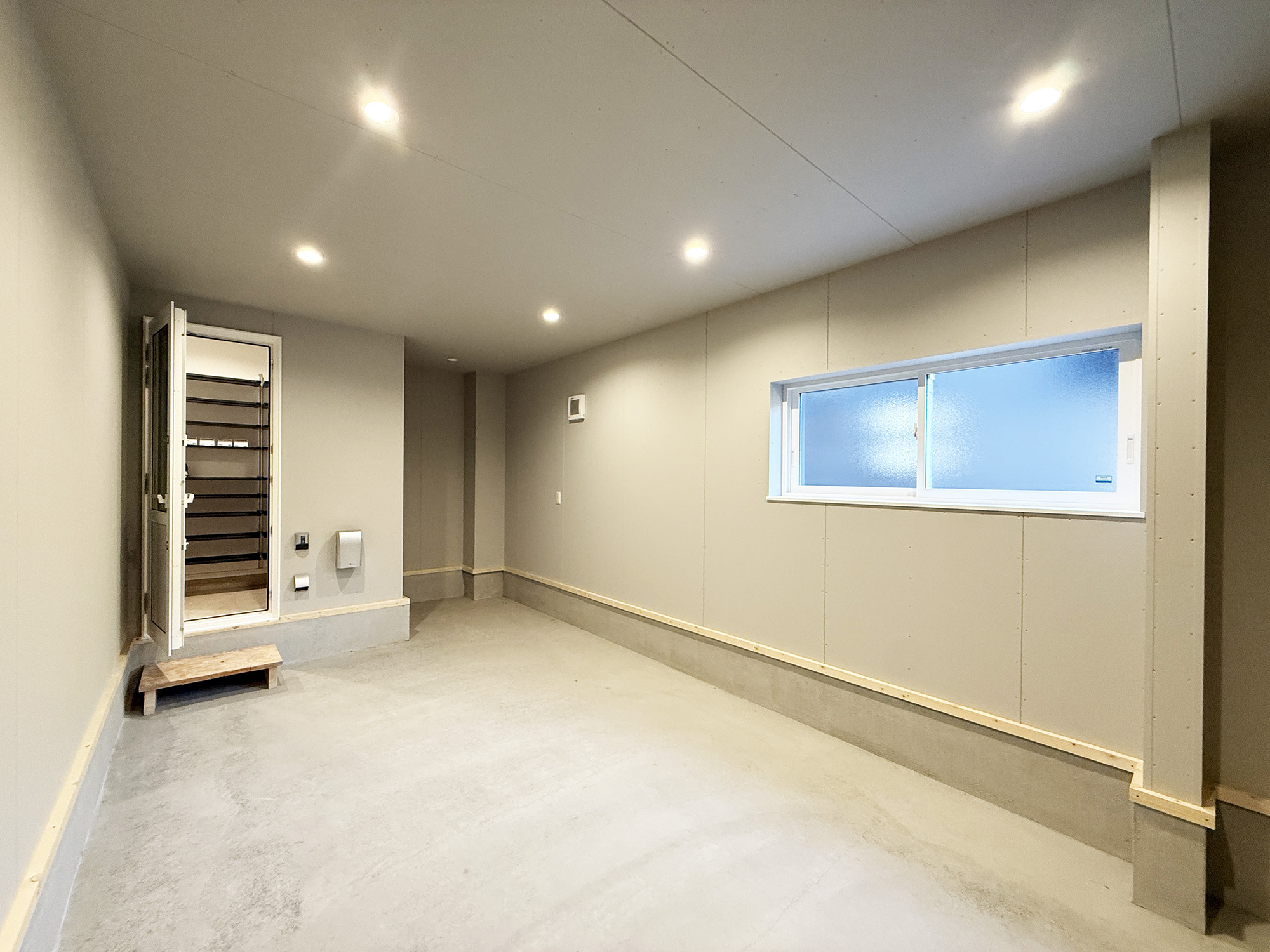 電動シャッター車庫