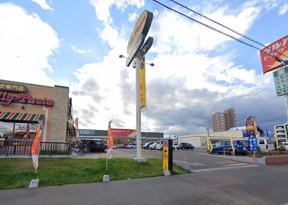 ツルハドラッグ本町店まで411ｍ