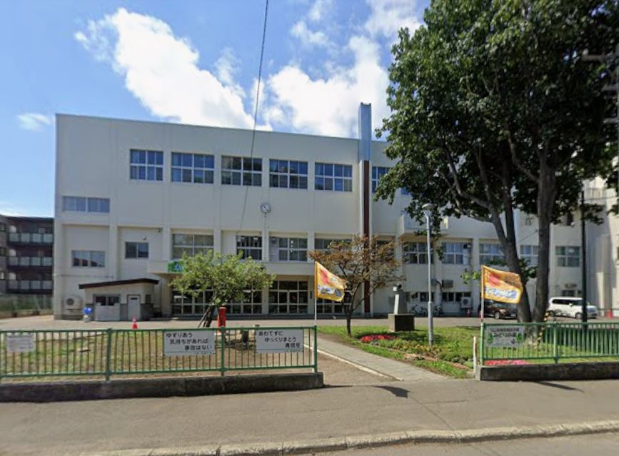 札幌市立みどり小学校まで350ｍ