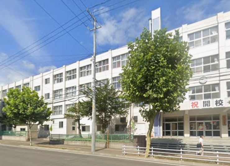 札幌市立八条中学校まで700ｍ