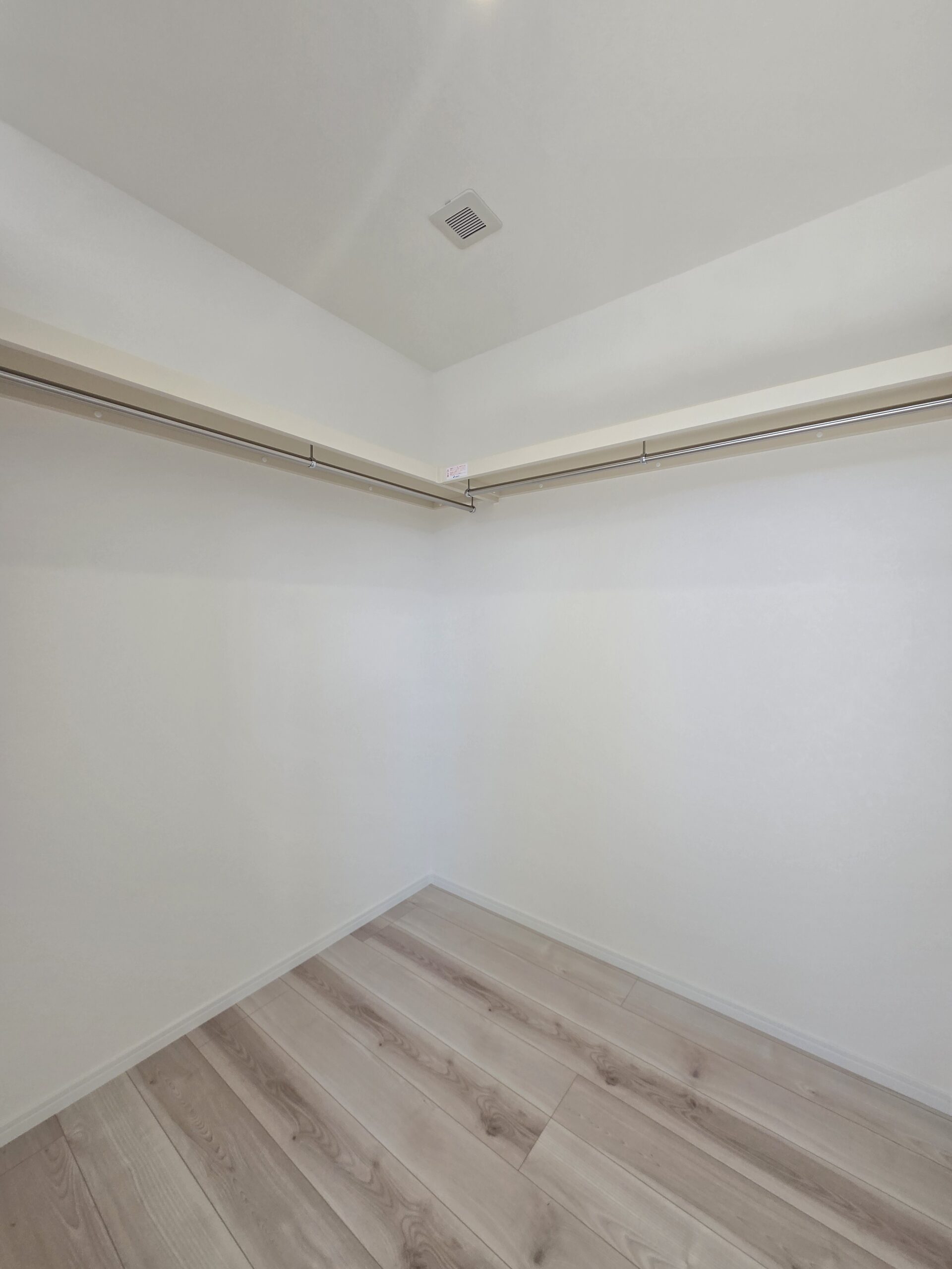 主寝室ウォークインクローゼット