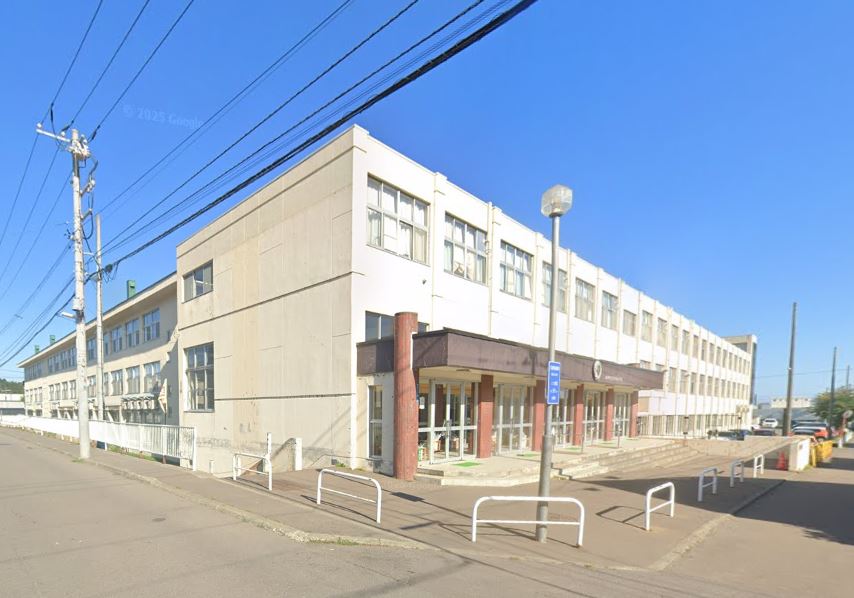 小樽市立朝里小学校まで1100ｍ