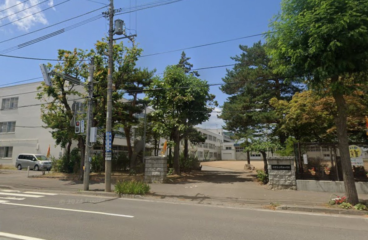 札幌市立幌西小学校まで450m