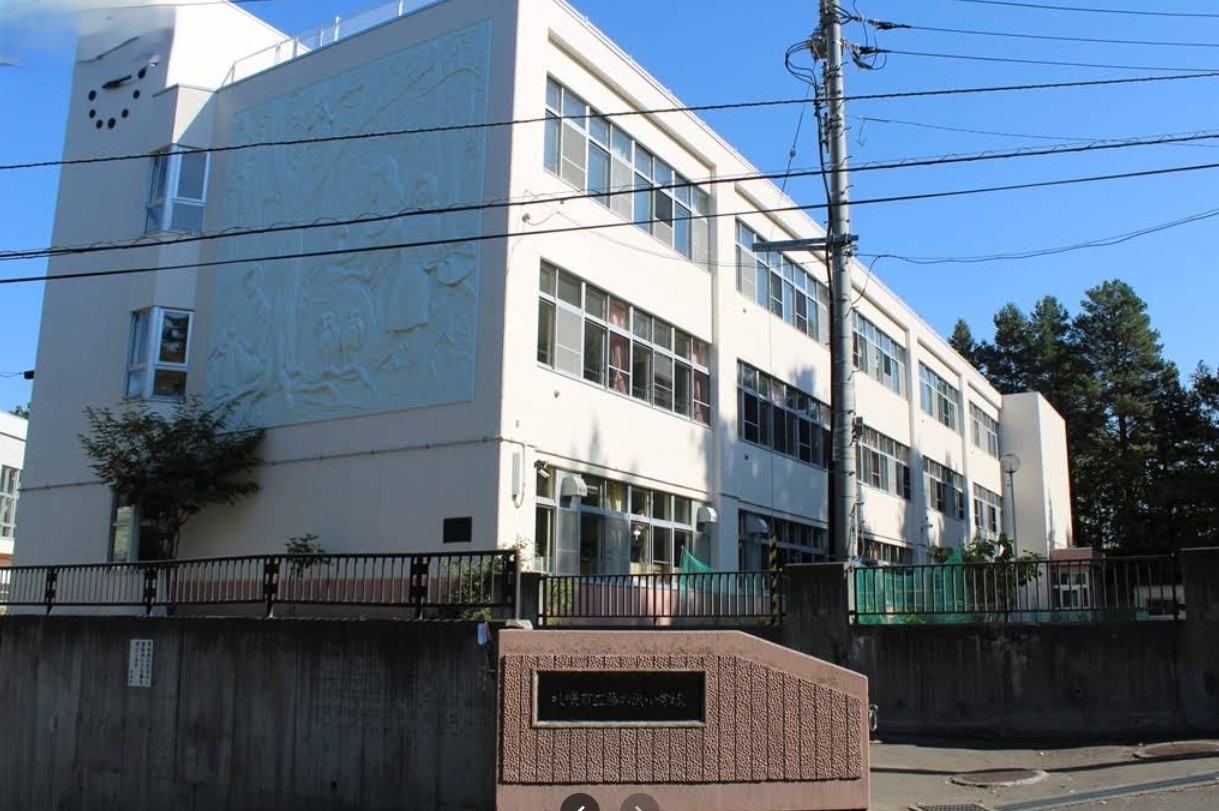 札幌市立藤の沢小学校まで650m