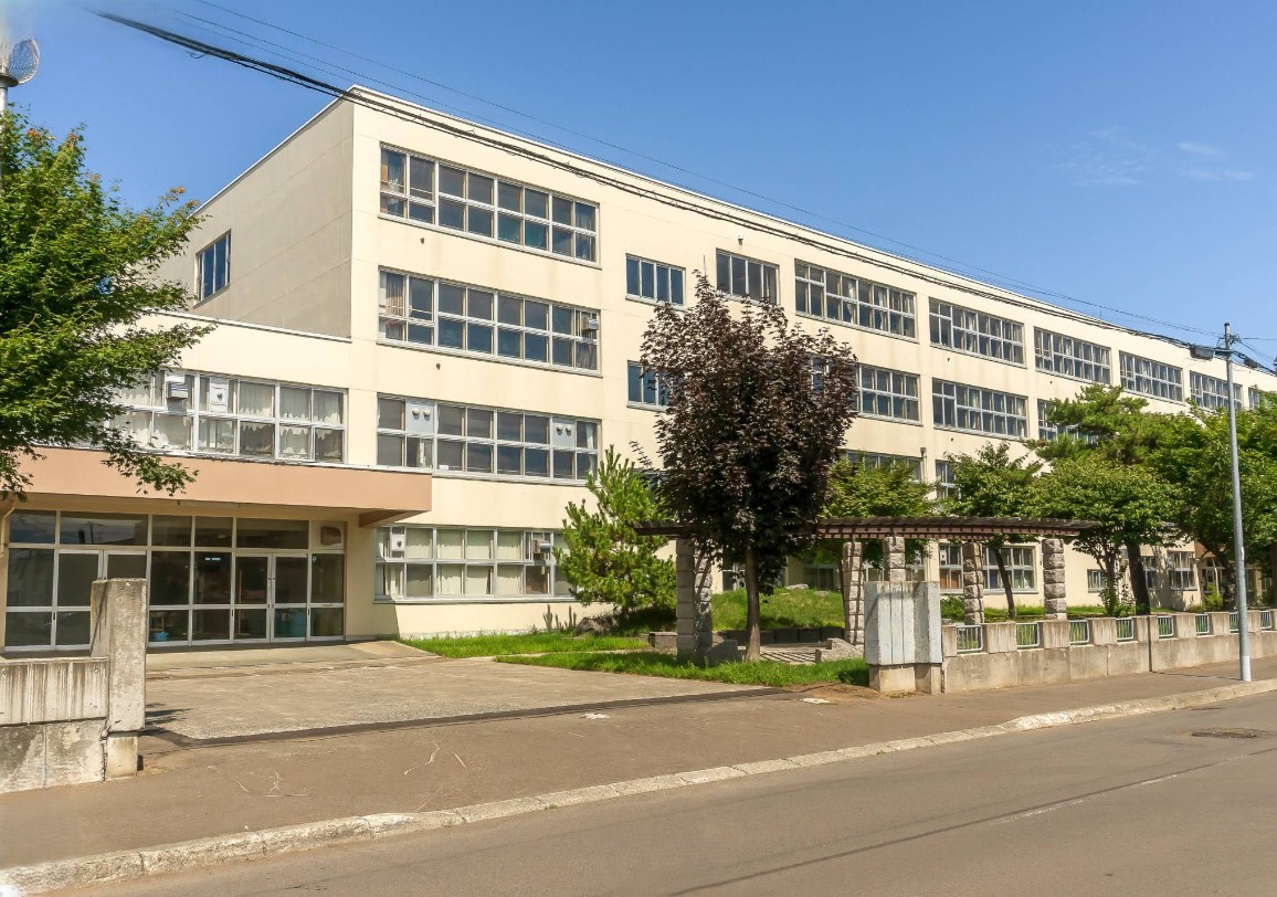 札幌市立新琴似北中学校まで300ｍ