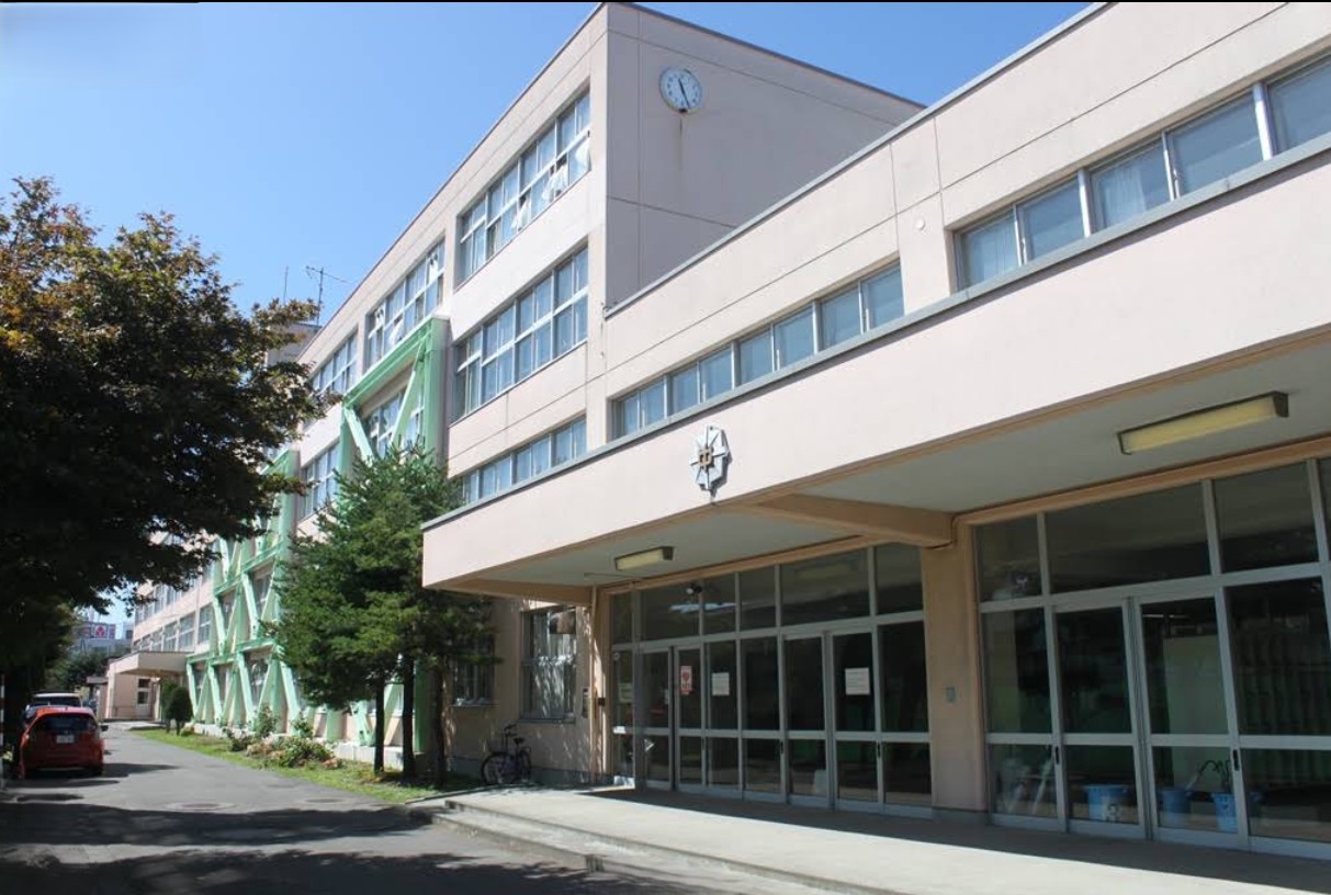 札幌市立北野中学校まで1200m