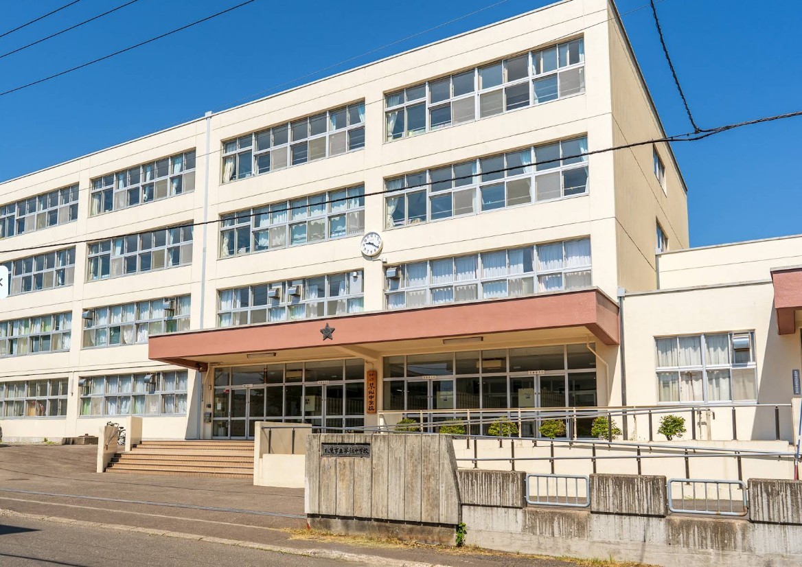 札幌市立琴似中学校まで1200m